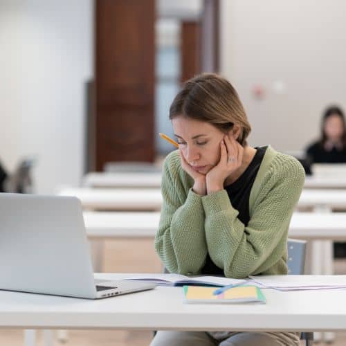 Les clés pour aider votre ado à retrouver de la motivation scolaire